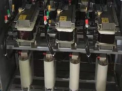 电容柜里的电抗器有什么作用？